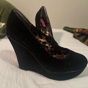Betsey Johnson Mixxy Black Suede size 8 Wedge Platform Pump